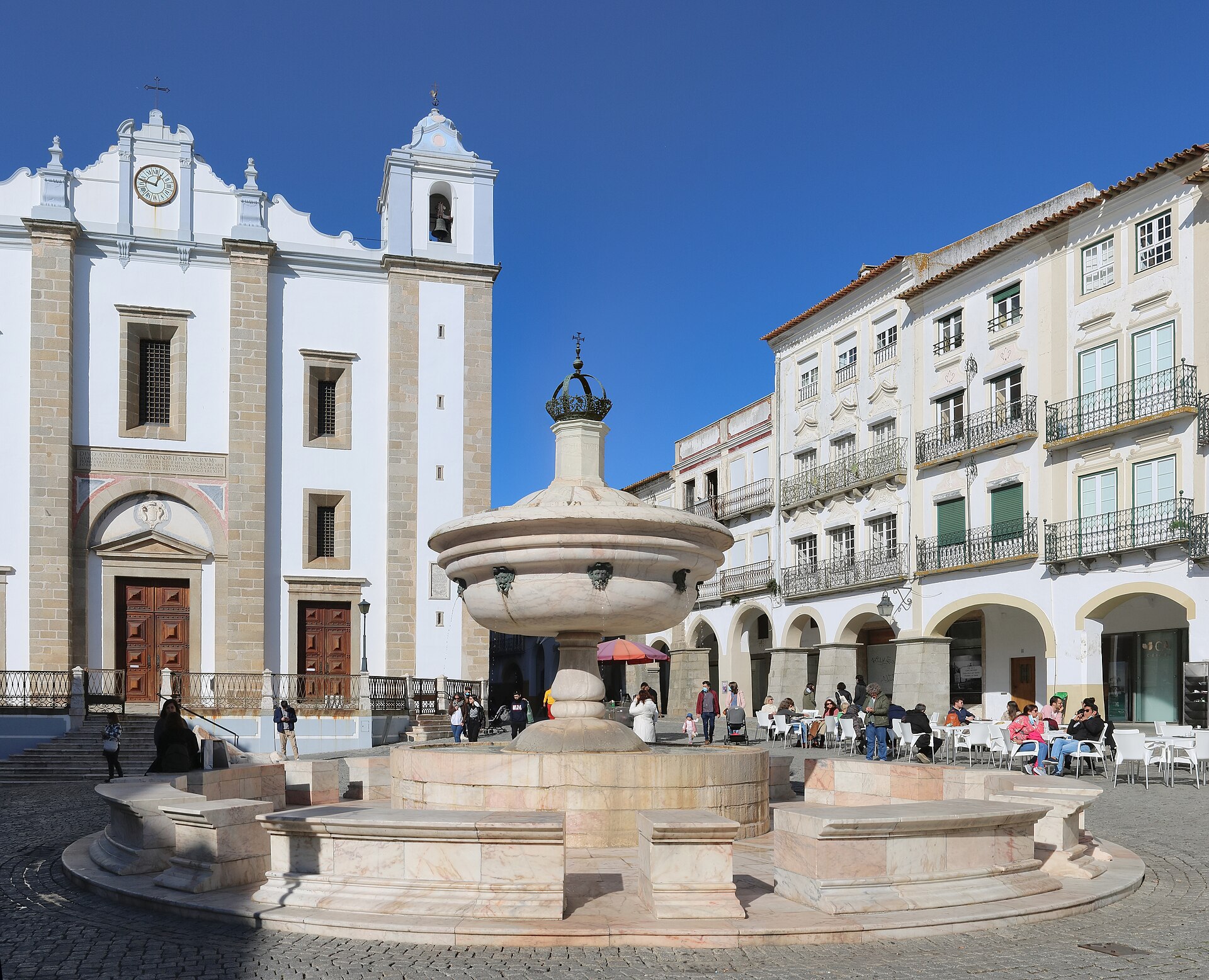 Evora - Praca do Giraldo - Well.jpg Évora / Portugal, Alentejo - Well on Praça do Giraldo