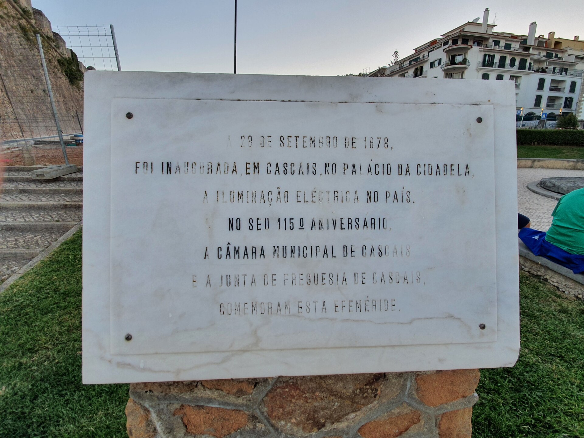 Cidadela de Cascais, Palácio, 03.jpg 28 de setembro de 1878 inaugurada a iluminação elétrica no Palácio da Cidadela - Placa comemorativa no exterior da Cidadela de Cascais