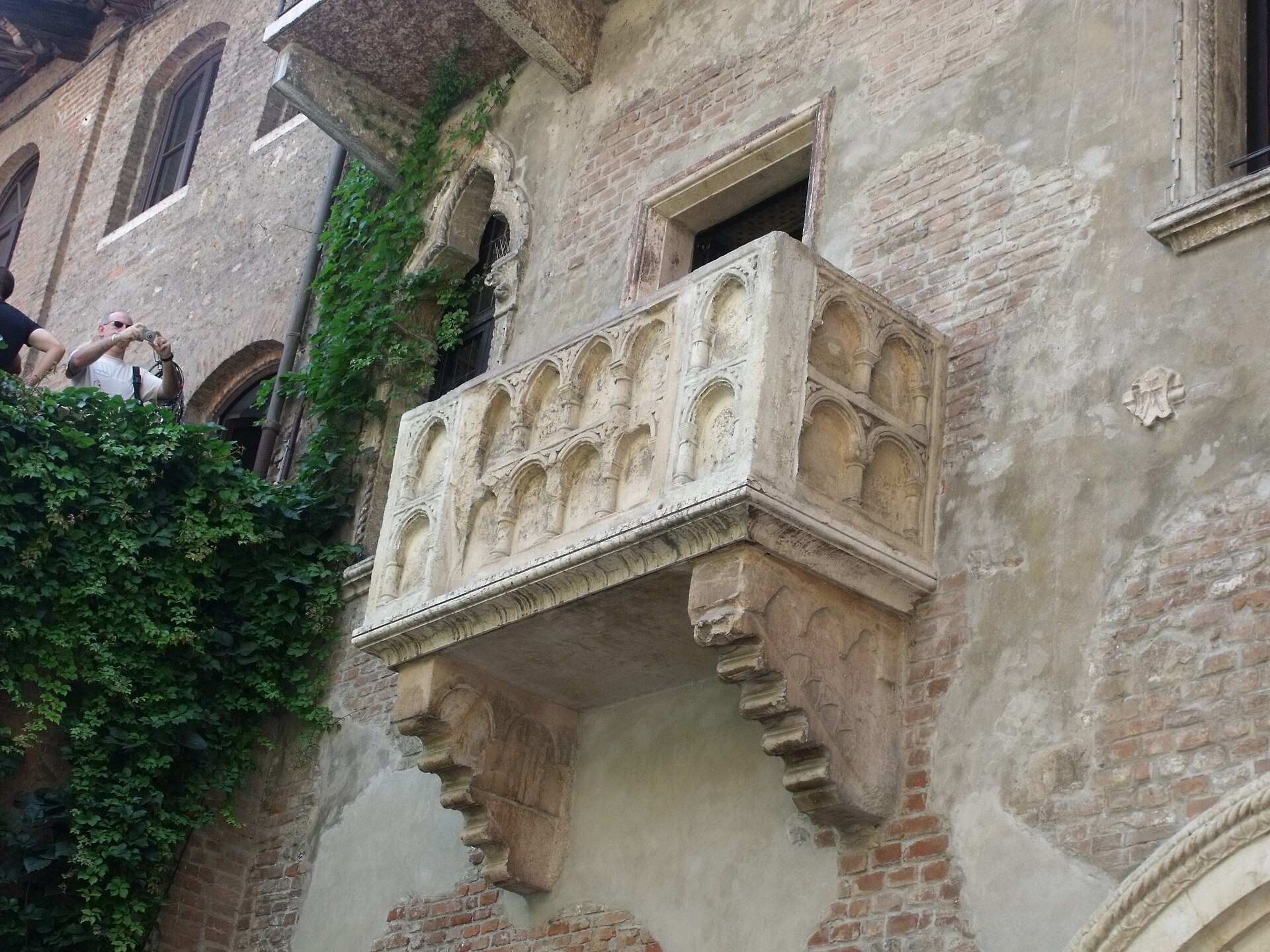 Juliet's House, Via Cappello, Verona - Balcony.jpg Balcony of Juliet`s House