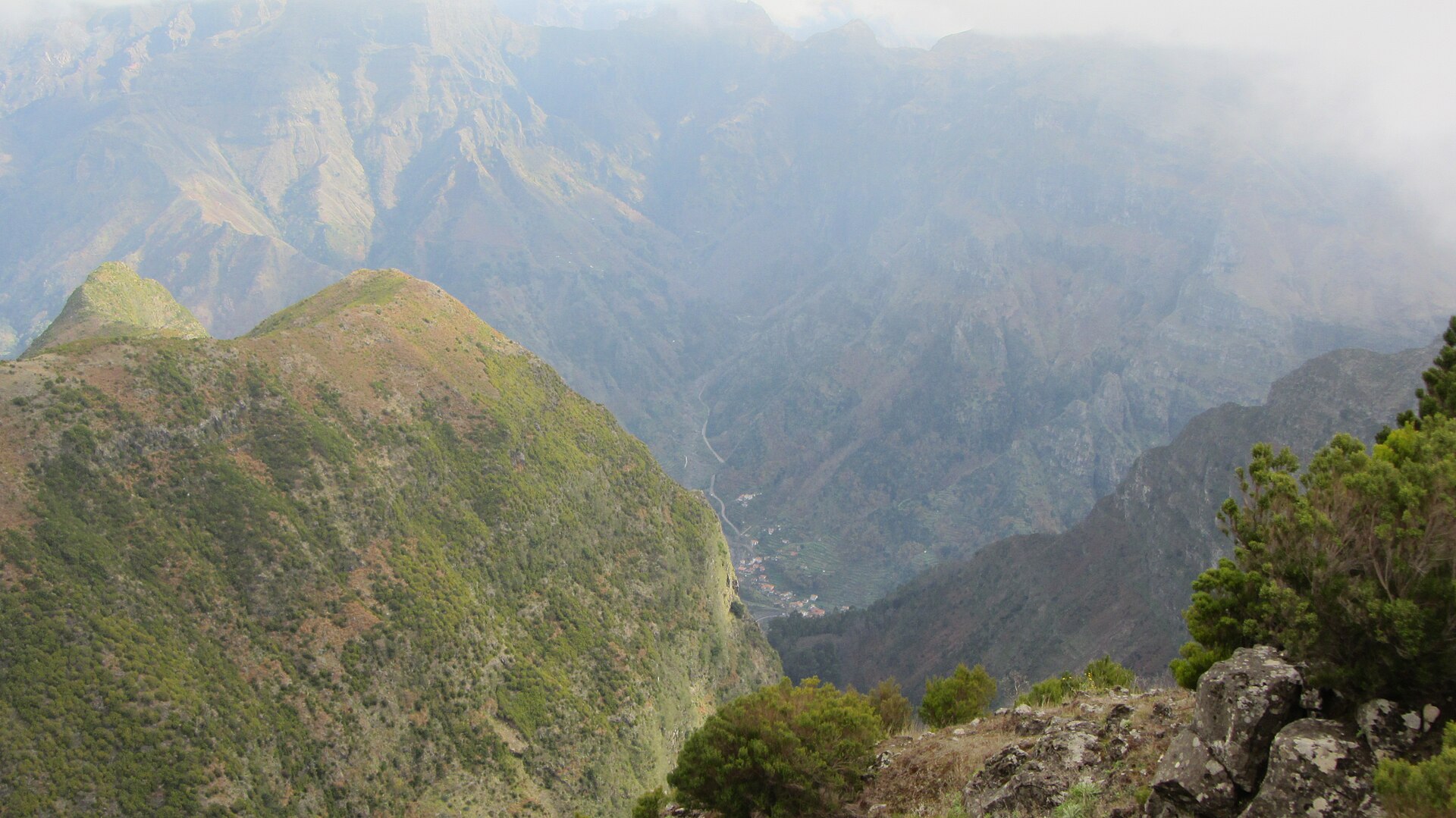 Encumeada, Madeira - Jan 2012 - 03.jpg Mountain scenery