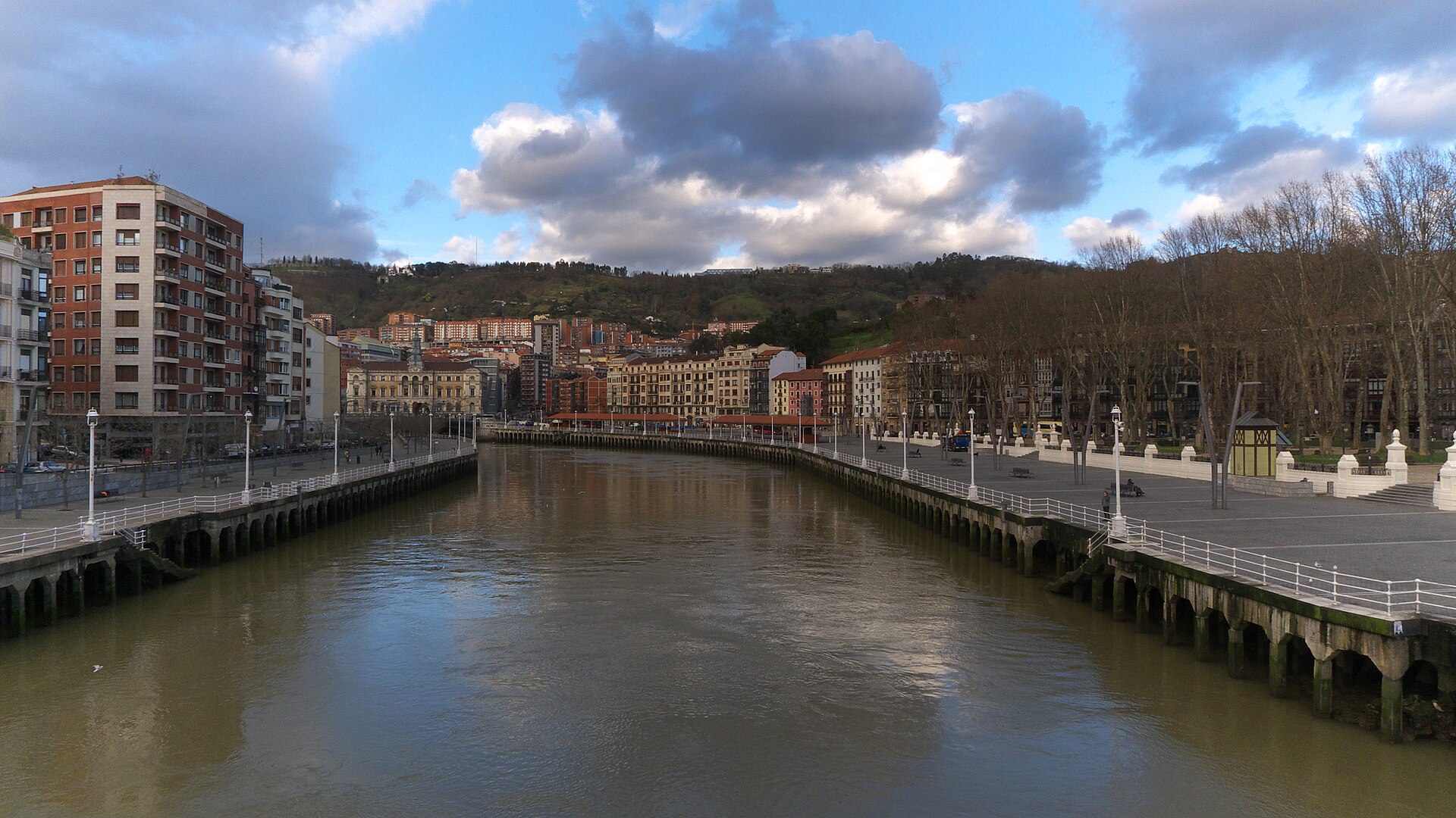 Paseo del Arenal. Bilbao.jpg La Ría de Bilbao a su paso por el Paseo del Arenal