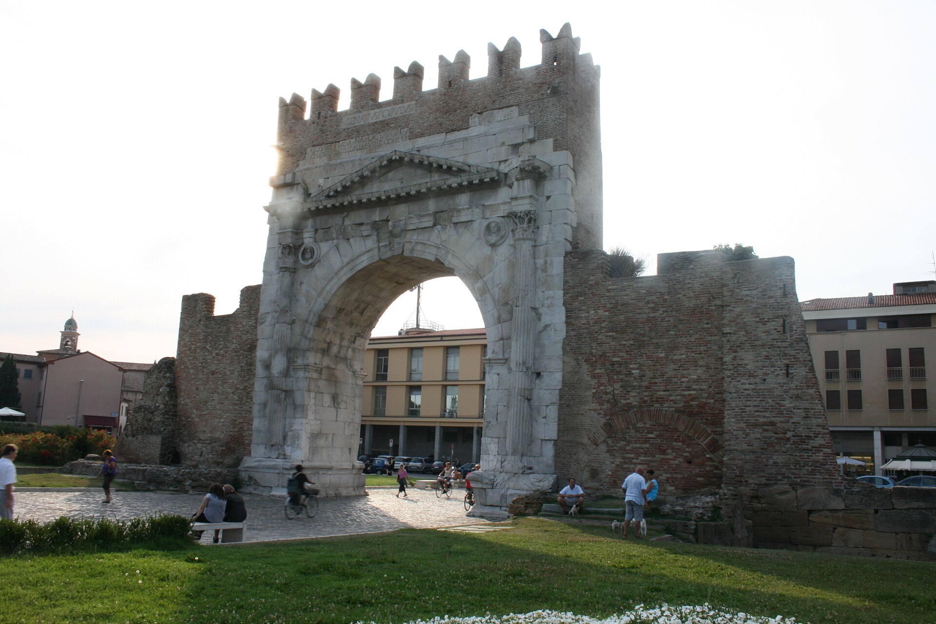 Arch of Augustus - Rimini, Italy - Panoramio (34703743).jpg L'Arco di Augusto di Rimini, risalente al 28 a.C.