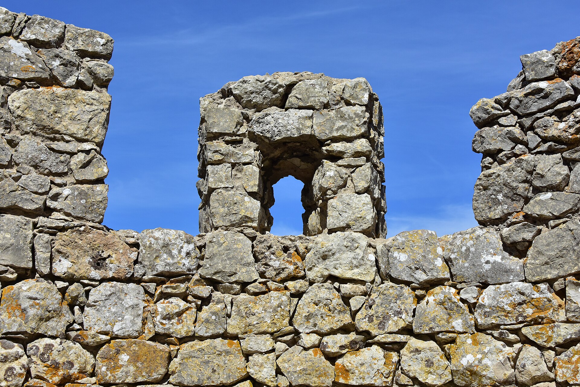 Castelo de Sesimbra, Ameias e Merlões (44769612112).jpg Detail of Sesimbra Castle battlement, merlons and crenels.