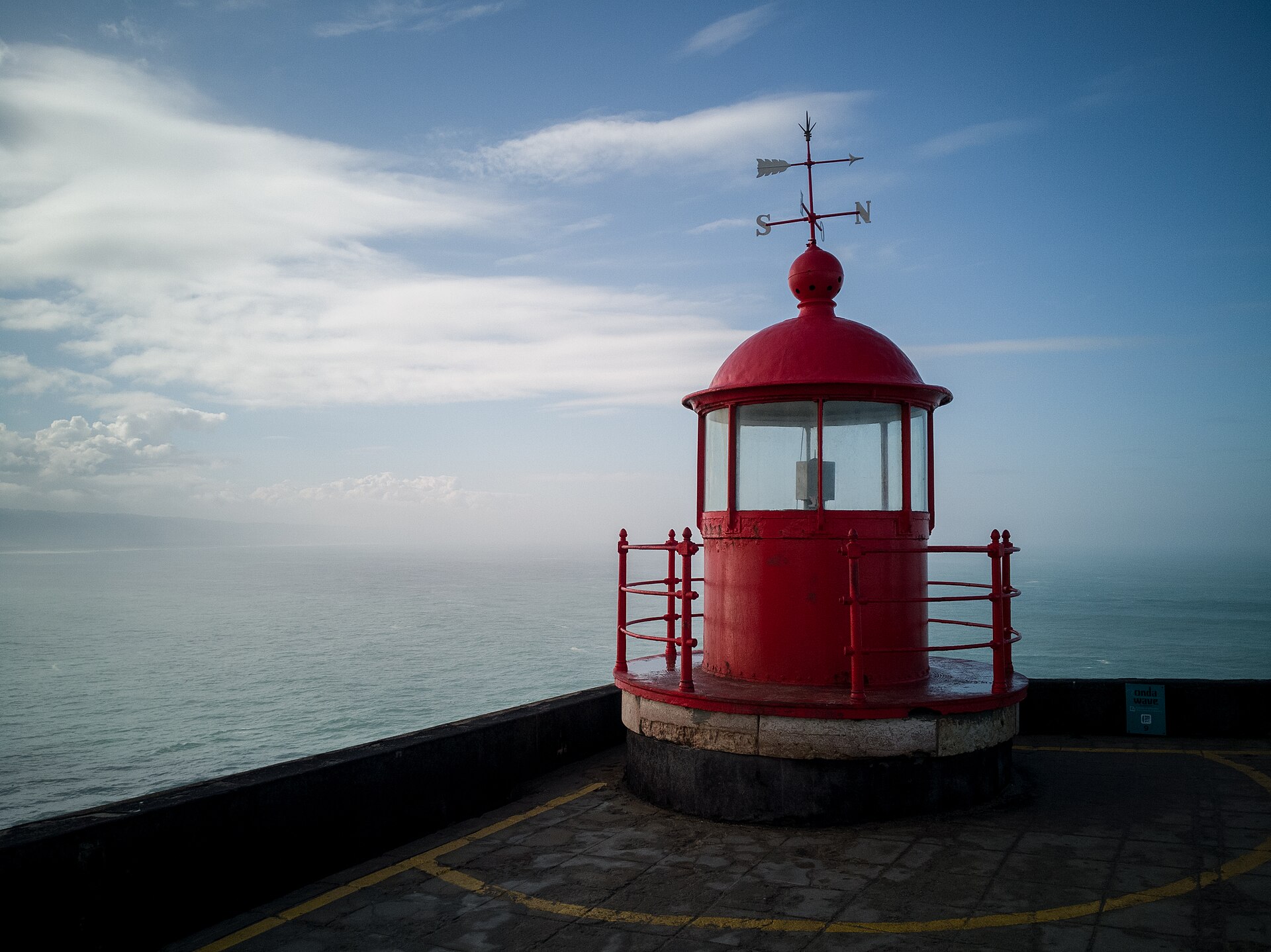 Nazare Lighthouse (44539481705).jpg Nazare Lighthouse