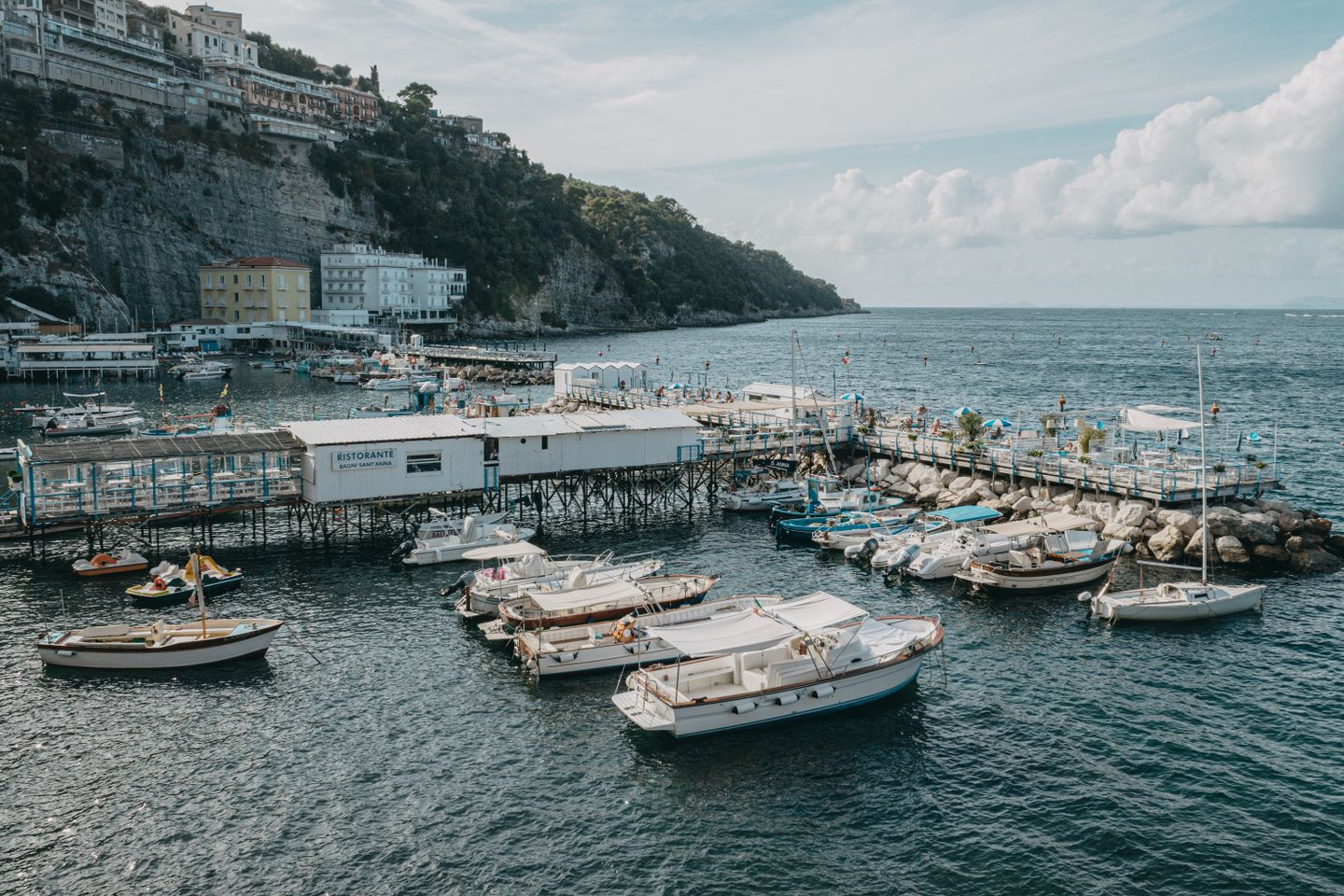 Encantadora vista de veleros amarrados en una marina en Sorrento, Campania, Italia.