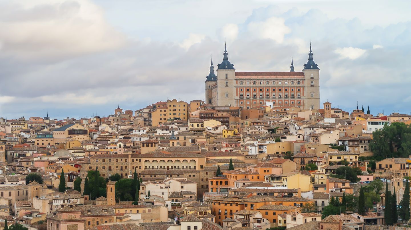 Impresionante vista aérea de Toledo, España, con el icónico Alcázar dominando el paisaje histórico de la ciudad.