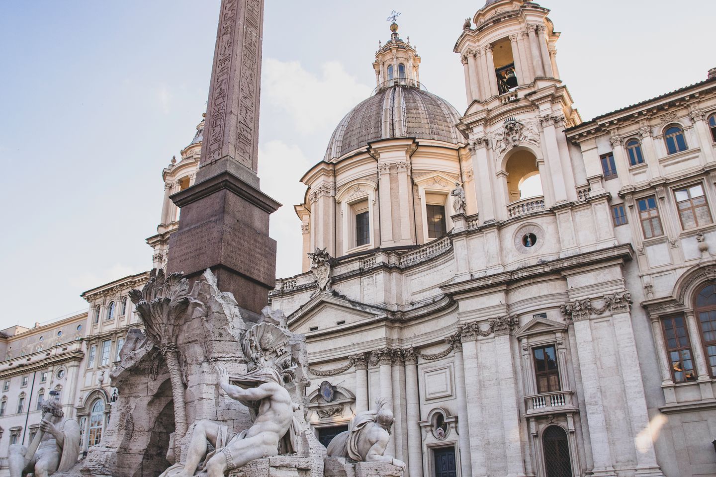 Impresionante vista de la Fontana dei Quattro Fiumi y la fachada de la iglesia en la Piazza Navona, Roma.