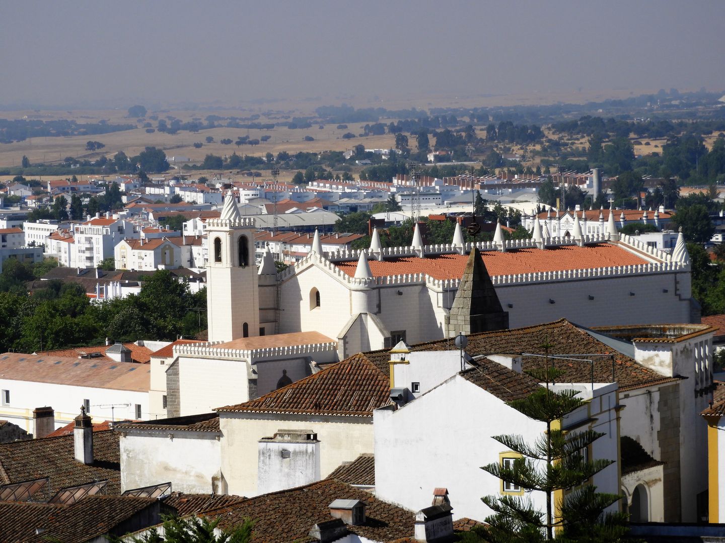 Impresionante vista aérea de Évora, mostrando arquitectura histórica rodeada de un hermoso paisaje.