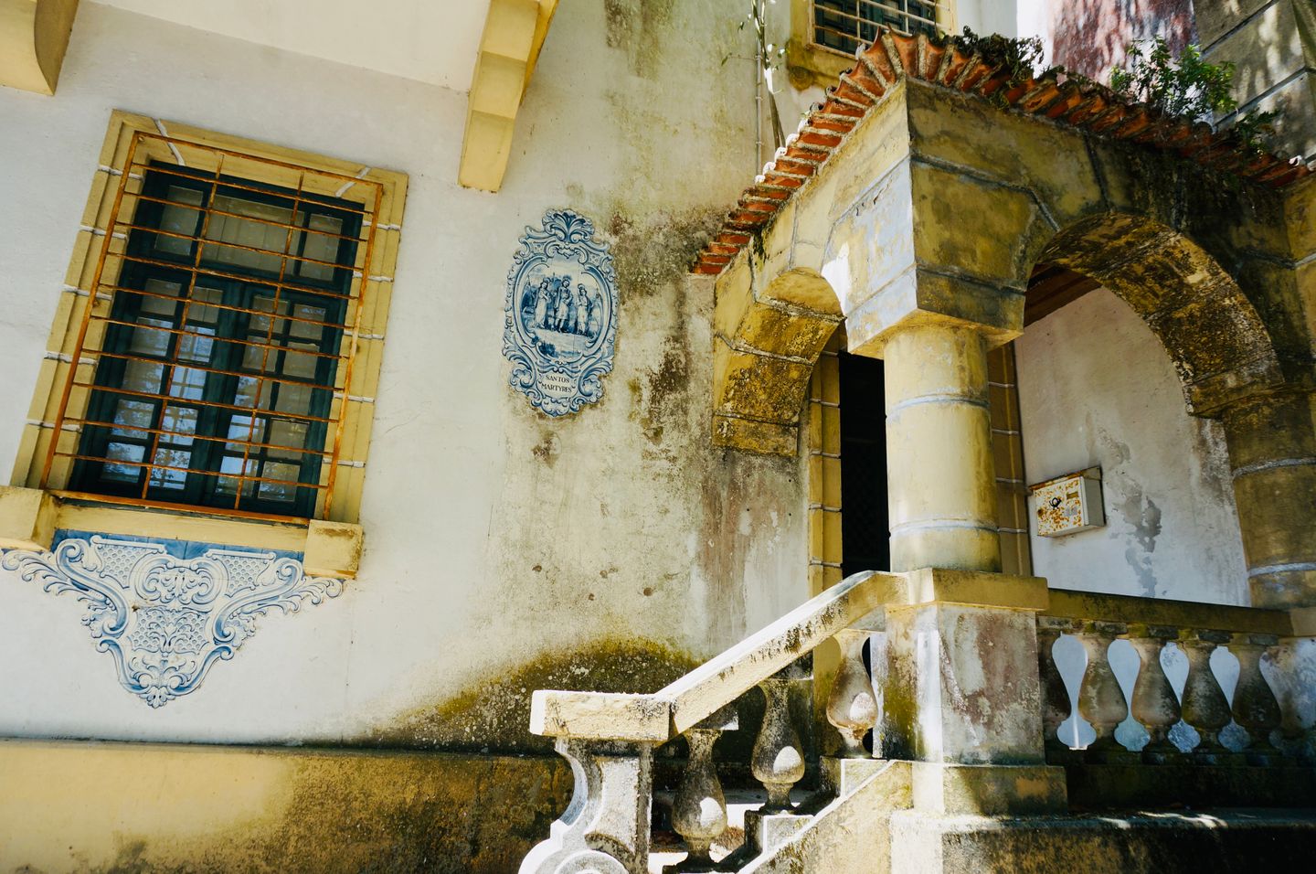 Una fachada cautivadora con azulejos tradicionales en Aveiro, Portugal, que muestra la decadencia arquitectónica.
