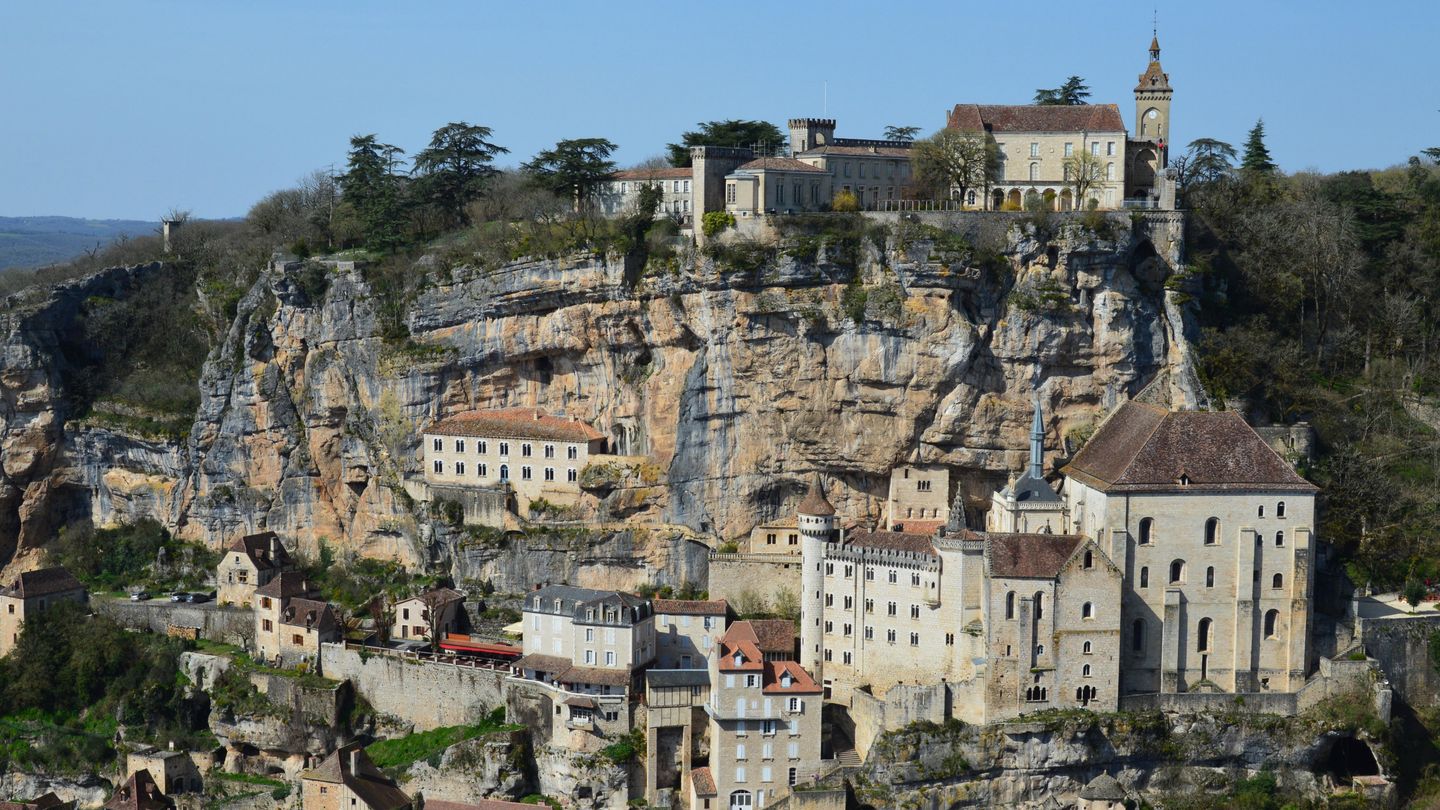 Hermosa vista del pueblo medieval y castillo en acantilado de Rocamadour en Francia.