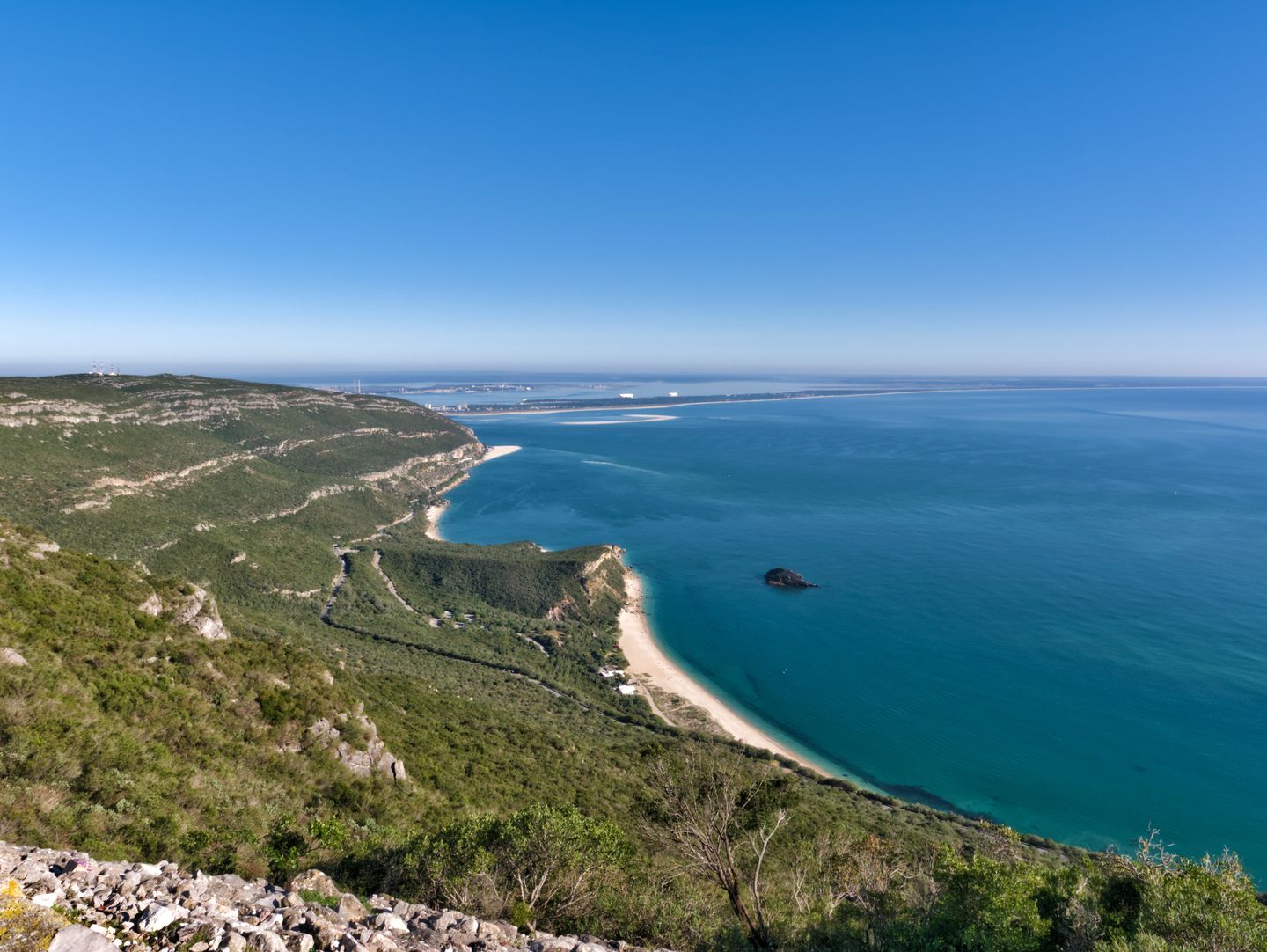 Impresionante costa y vista al mar desde los acantilados de Sesimbra, Setúbal, Portugal.