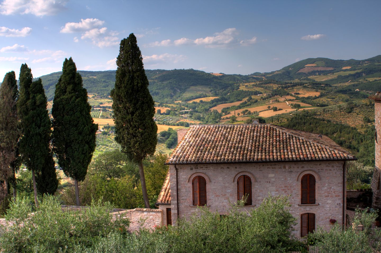 Vista cautivadora de las colinas onduladas de Asís y la arquitectura tradicional en Umbría, Italia.