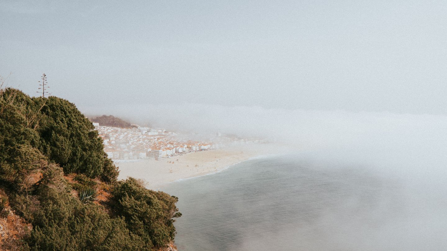 Una vista aérea impresionante de la playa de Nazaré y la costa en Portugal.