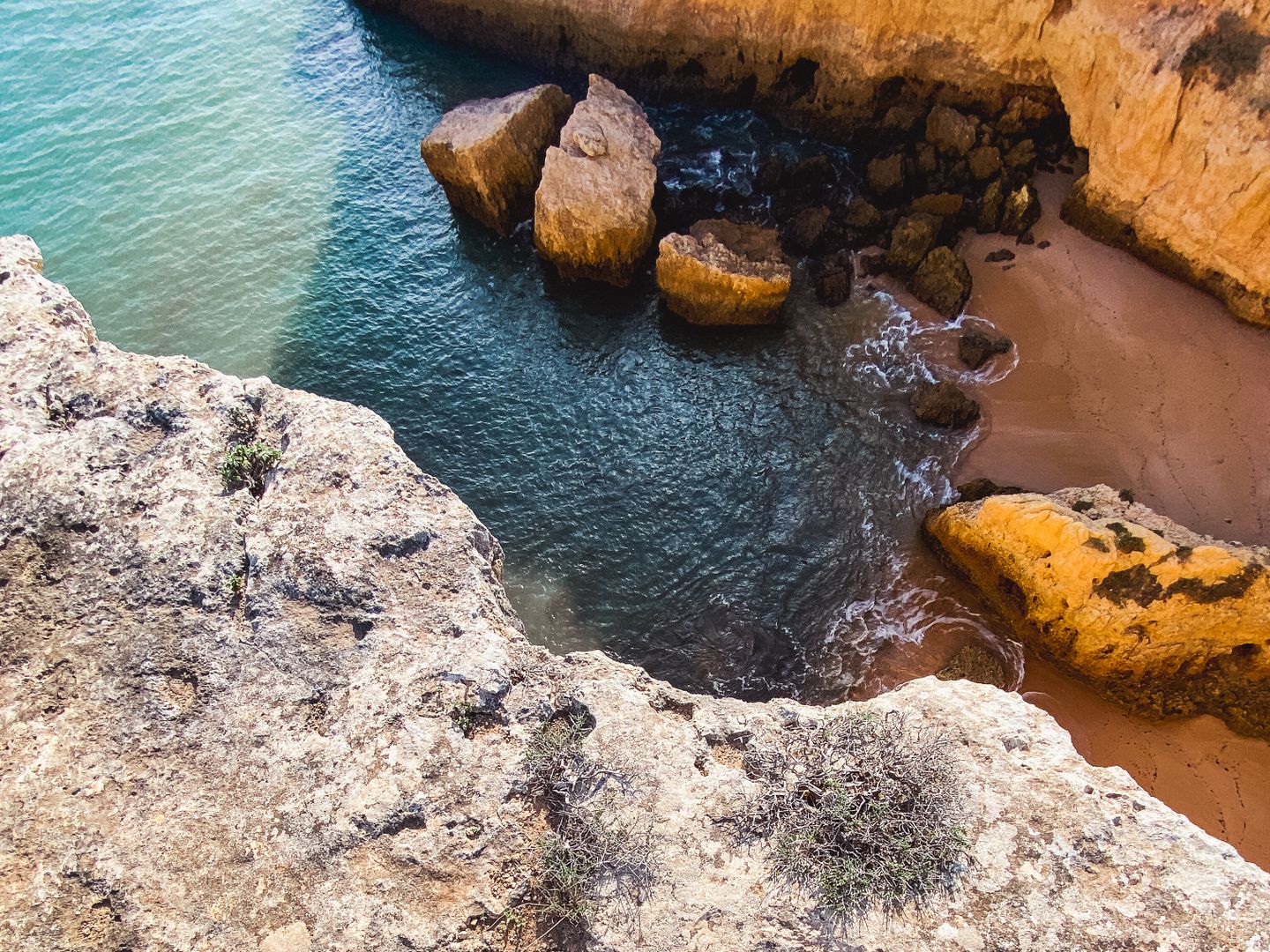 Una vista impresionante de la costa rocosa en Lagos, Portugal, que muestra acantilados dramáticos y aguas turquesas.