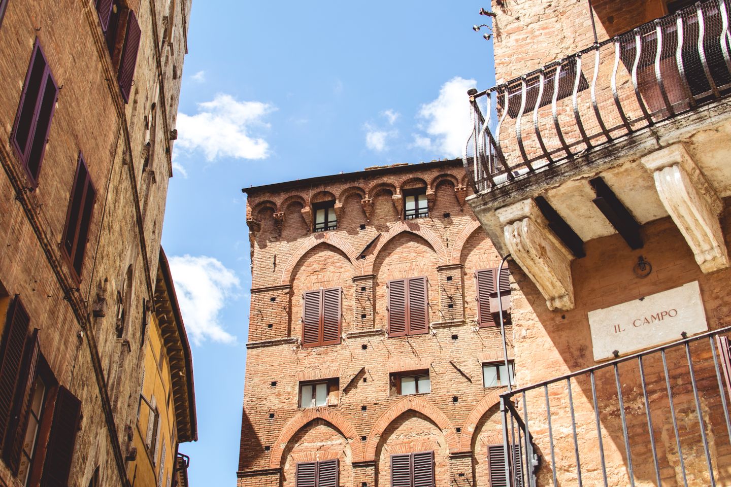 Captura de edificios medievales en Il Campo, Siena, Toscana, Italia.