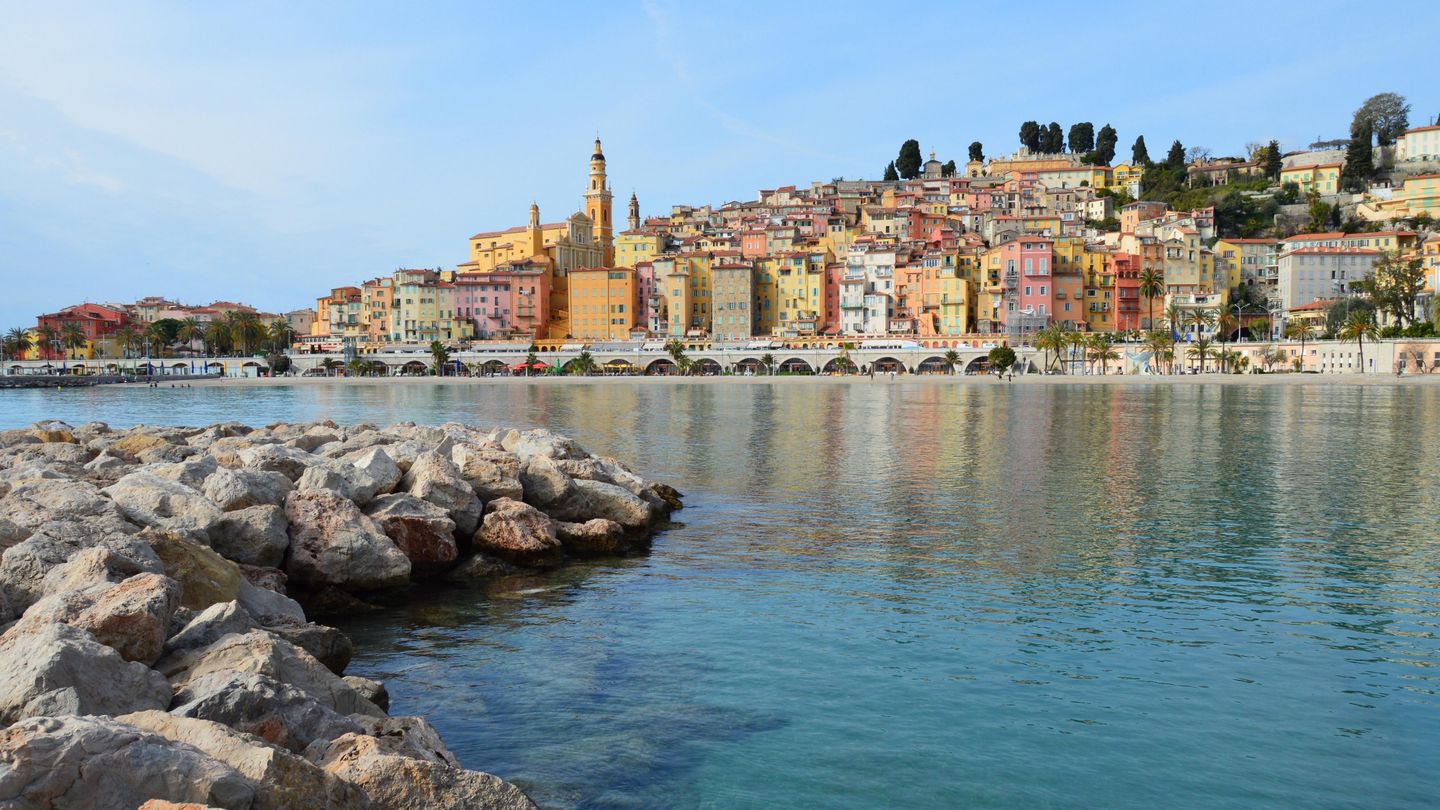 Arquitectura vibrante y la costa mediterránea de Menton, Francia, capturada en una vista escénica.