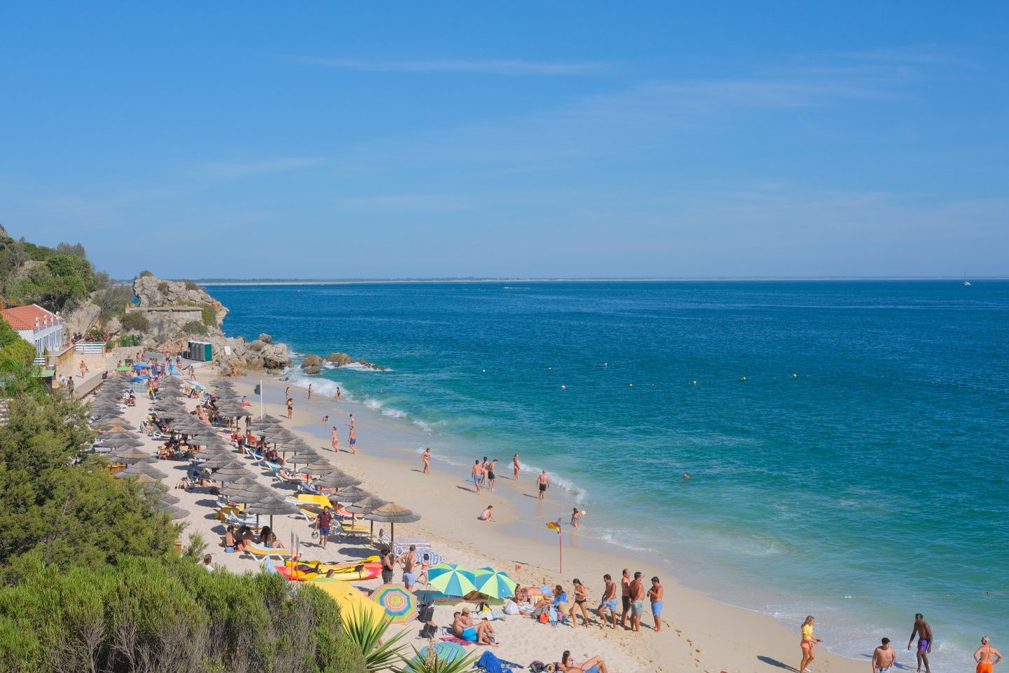 Día de verano relajante en la playa de Portinho da Arrábida en Setúbal, Portugal.
