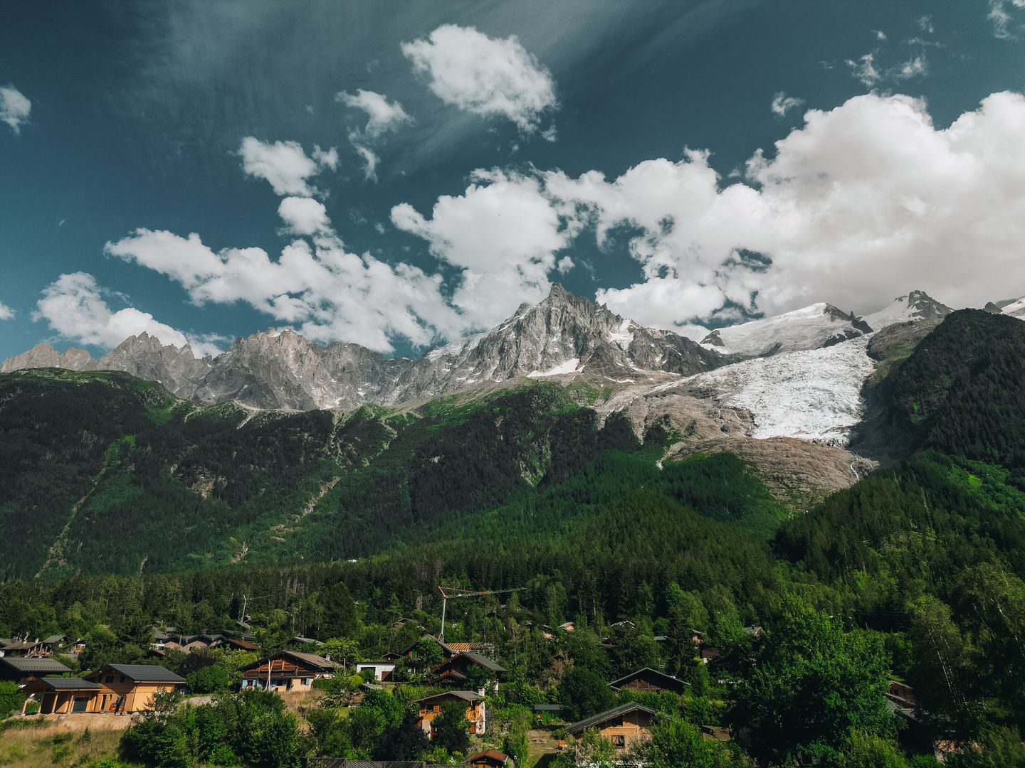 Vista escénica del pueblo de Chamonix-Mont-Blanc frente a los majestuosos Alpes bajo un cielo vibrante.