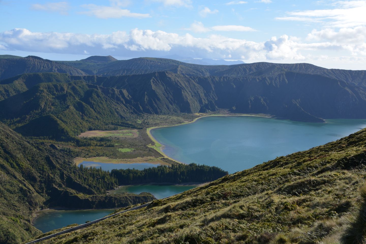 Impresionante vista aérea de Lagoa do Fogo, un sereno lago de cráter volcánico en São Miguel, Azores.