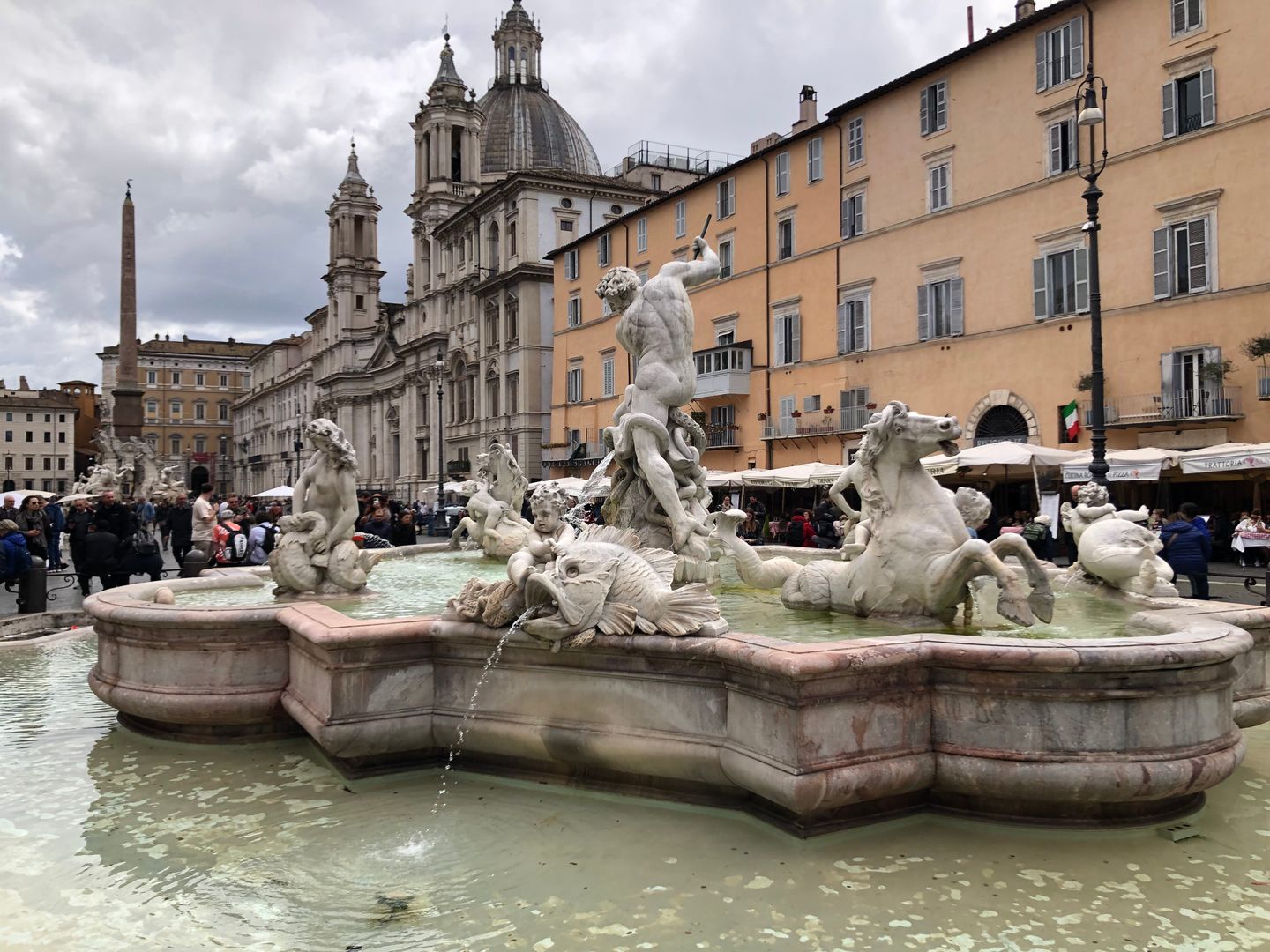 Estatua de Neptuno en la Plaza Navona, la icónica plaza de Roma, con arquitectura barroca.