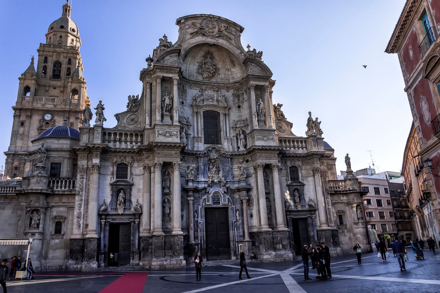 Captura de la intrincada fachada de la Catedral de Murcia en España, que muestra una impresionante arquitectura barroca.
