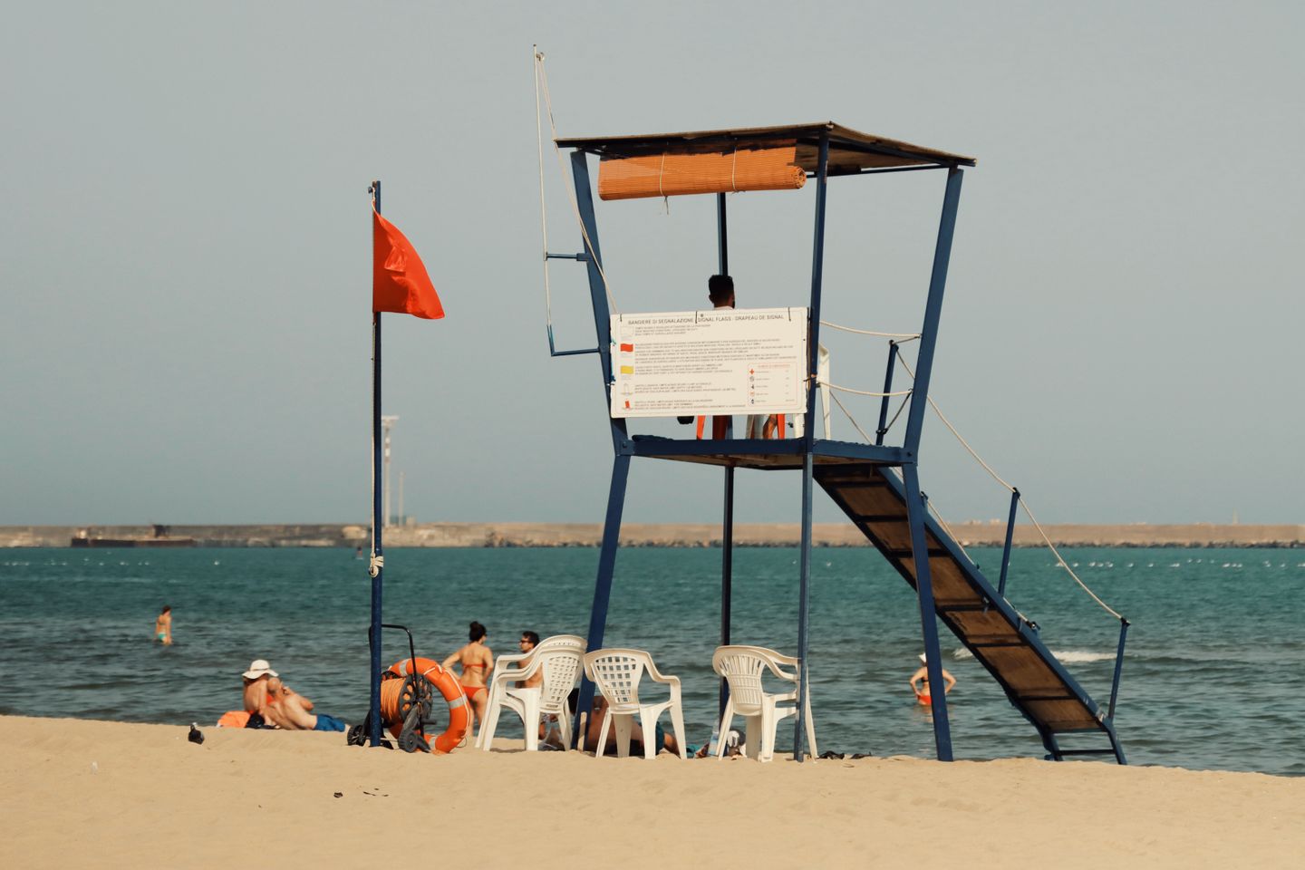 Estación de socorristas en una playa soleada en Catania, Sicilia, perfecta para la recreación de verano.