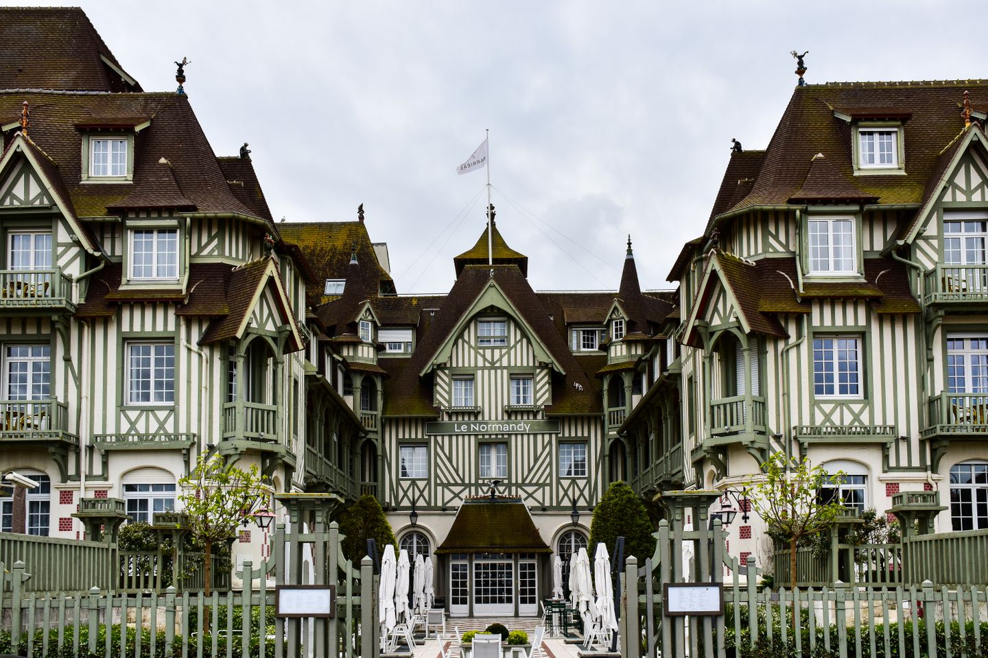 Fachada elegante de un edificio histórico en Deauville, que muestra el estilo arquitectónico de Normandía.