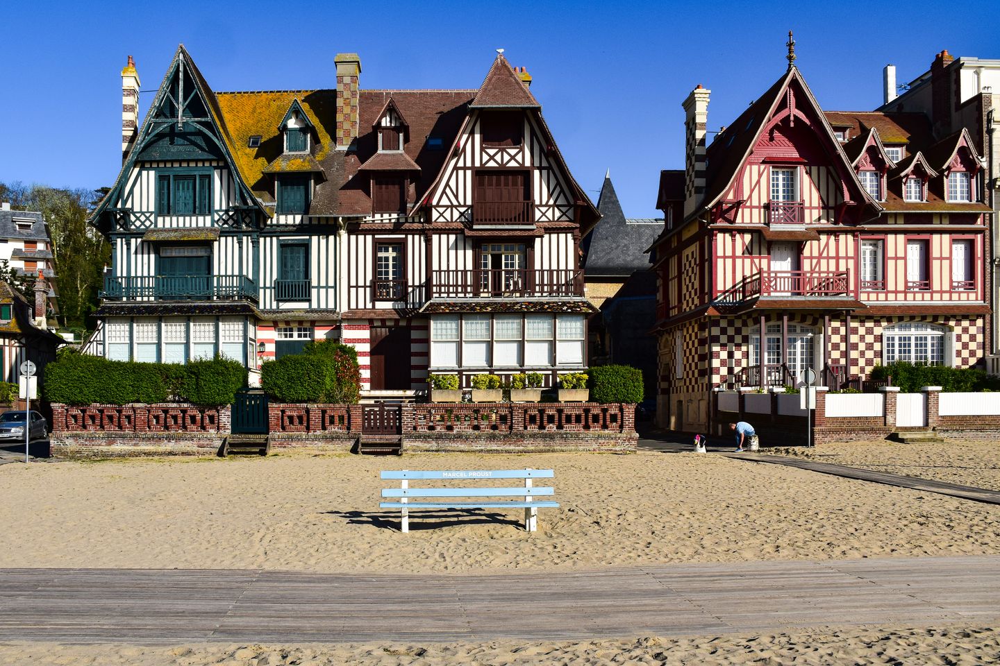 Casas coloridas de Normandía frente a la playa en Deauville, mostrando una arquitectura francesa única.