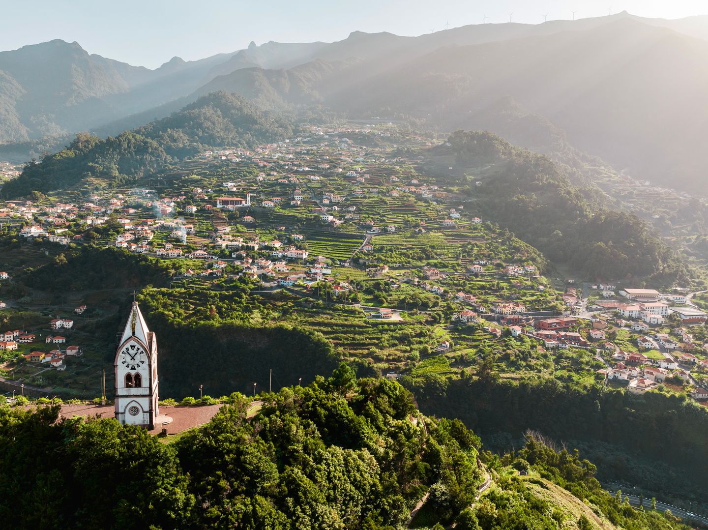 Una impresionante vista aérea del paisaje montañoso y exuberante de Funchal, Madeira, Portugal.