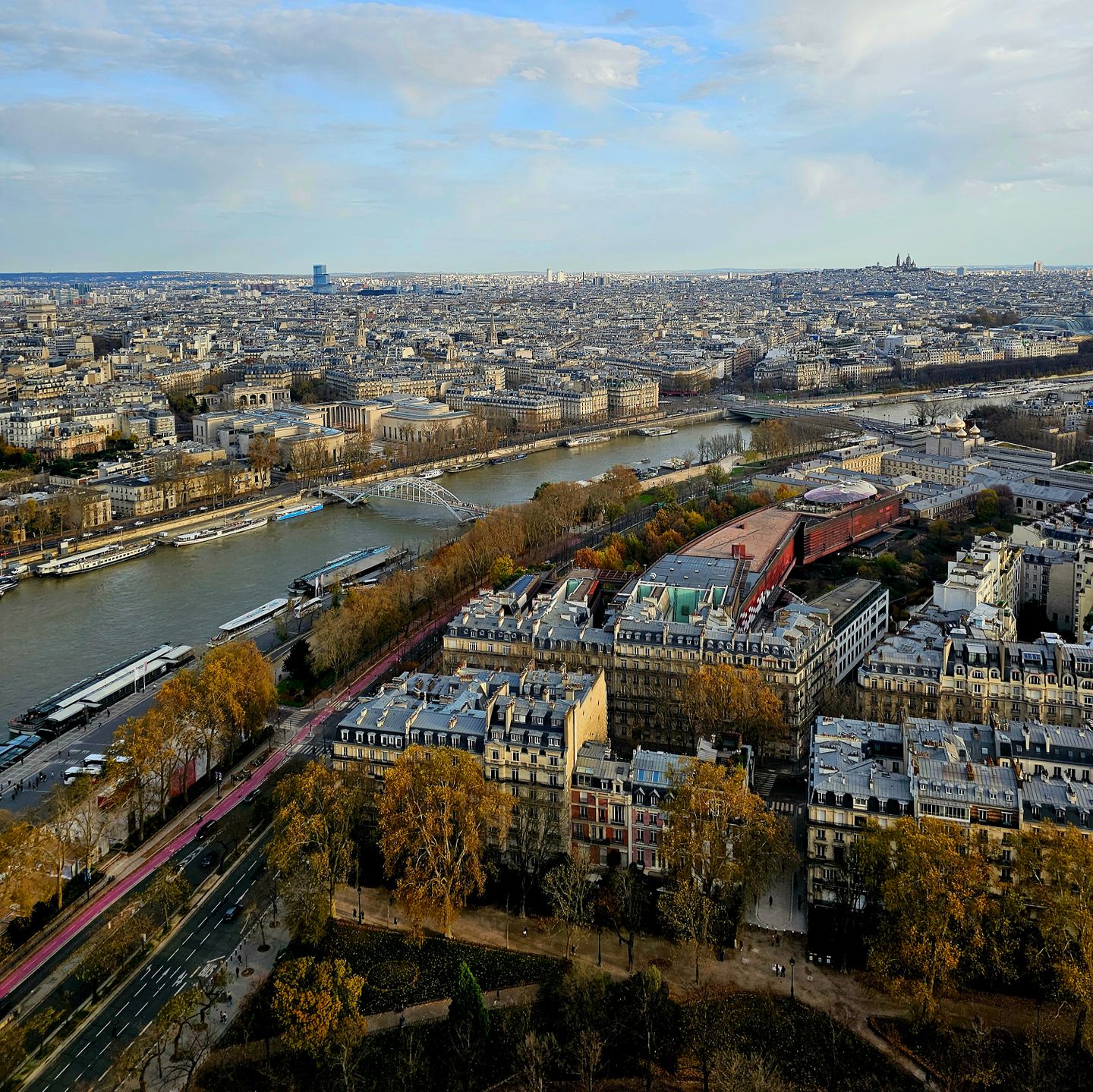 Una impresionante vista aérea de París con el río Sena serpenteando a través de una arquitectura icónica.