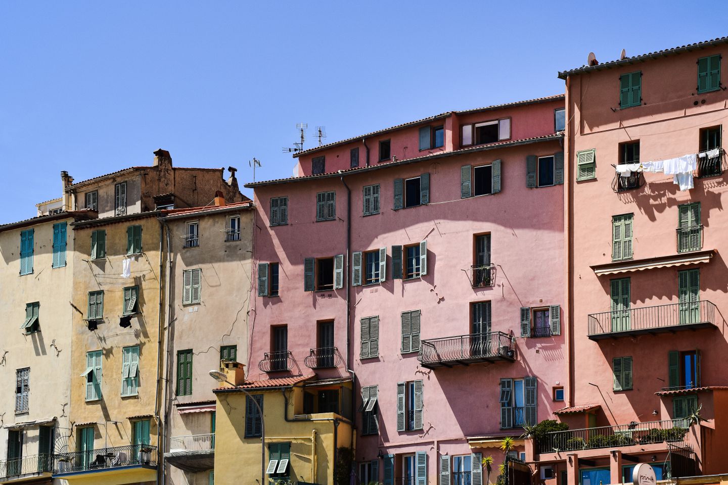 Encantadores edificios de colores pastel en Menton, Provence-Alpes-Côte d'Azur, Francia.