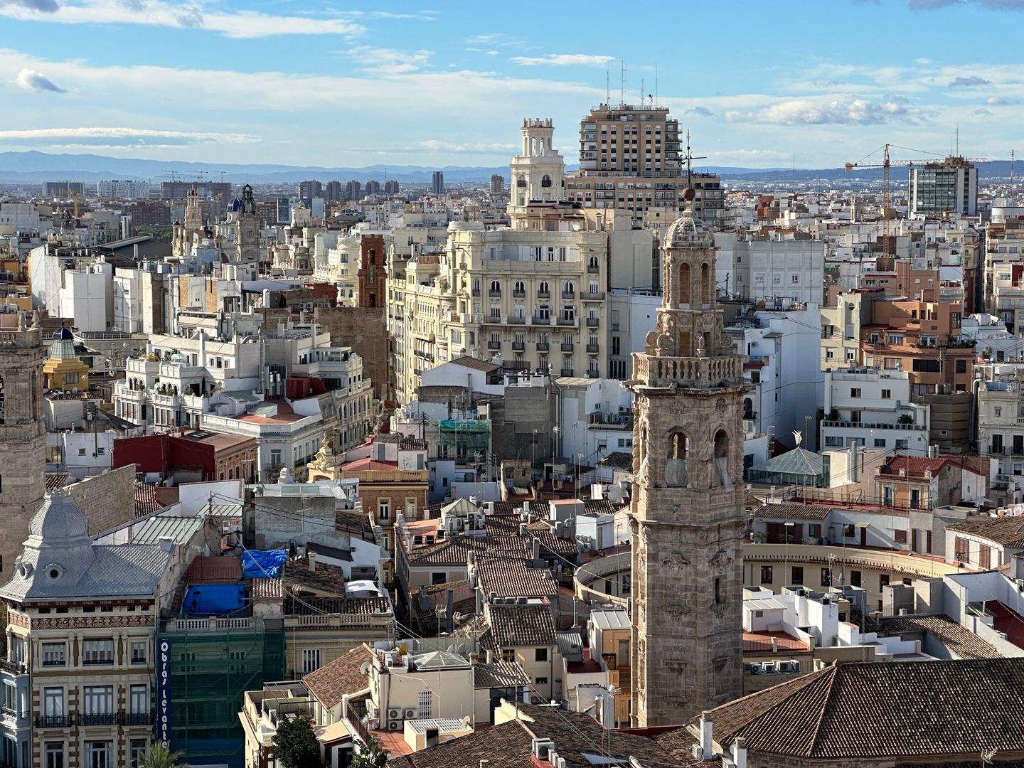 Una cautivadora vista aérea del paisaje urbano de Valencia, España, con arquitectura histórica.