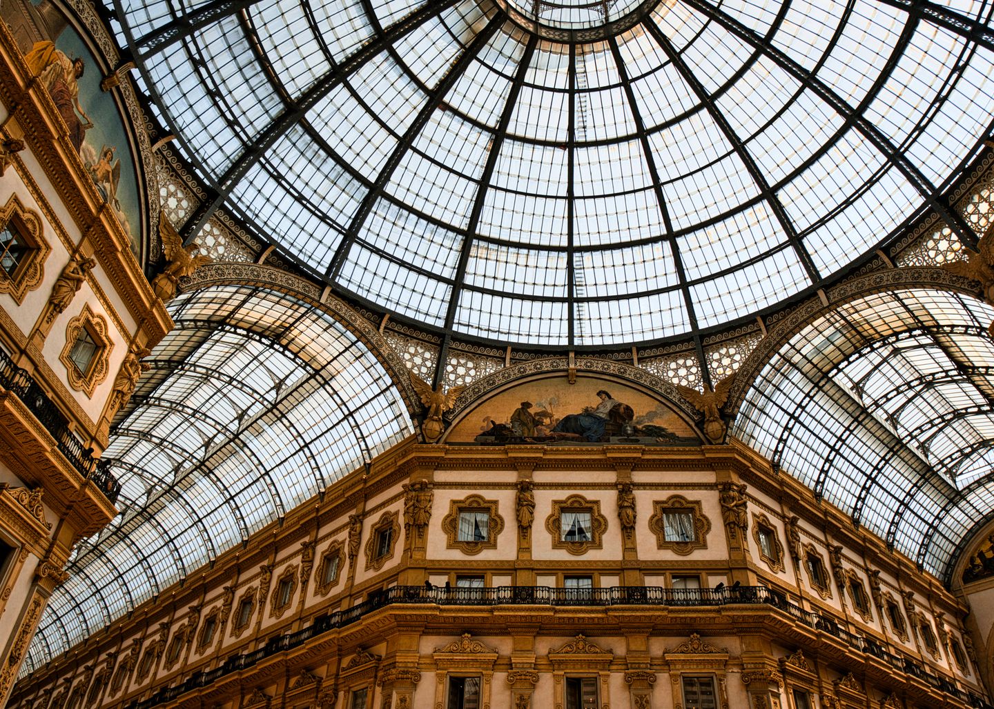 Hermosos detalles arquitectónicos de la cúpula de vidrio de la Galleria Vittorio Emanuele II en Milán.