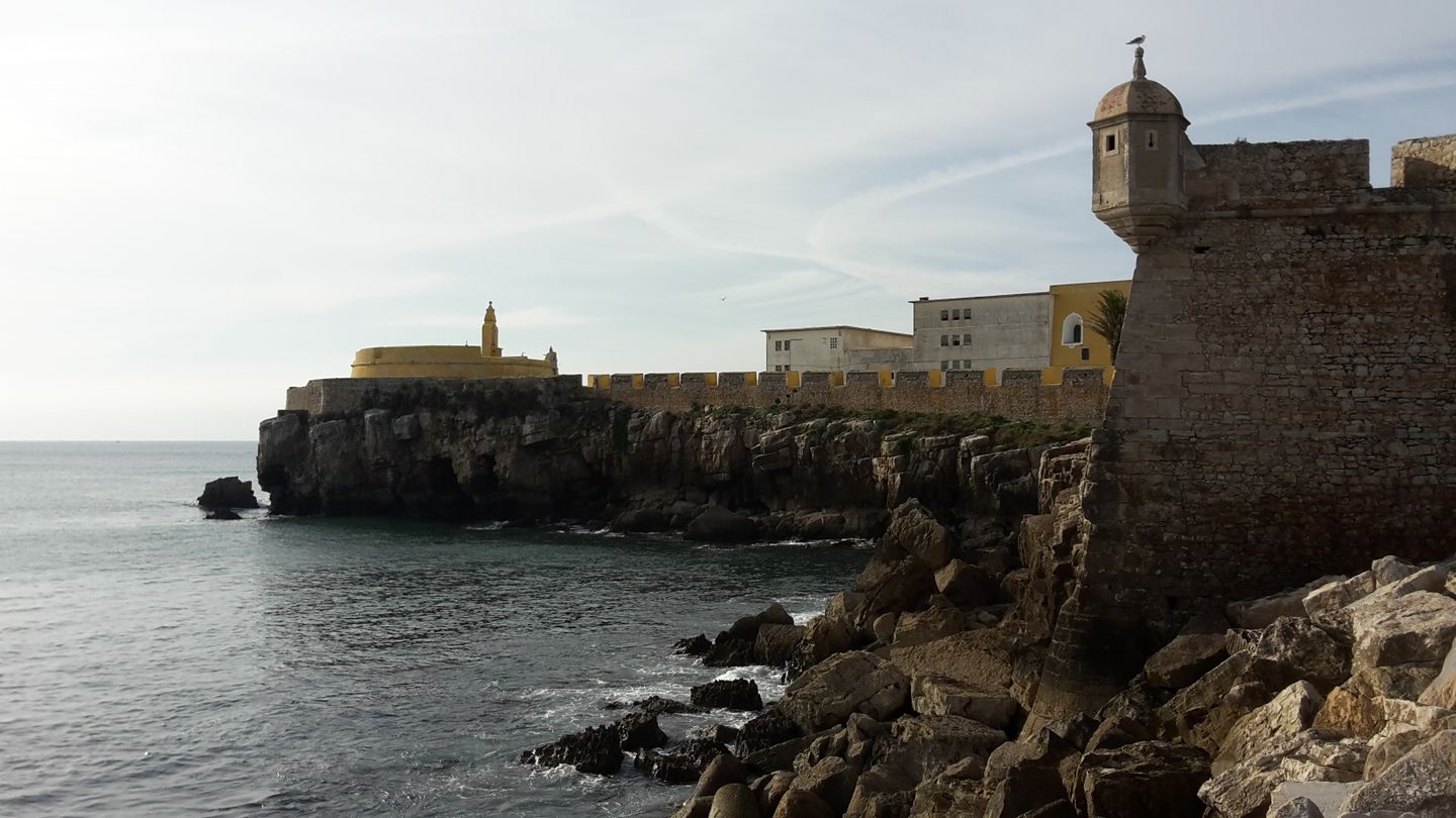 Vista panorámica de la Fortaleza de Peniche con vistas al océano en Peniche, Portugal.