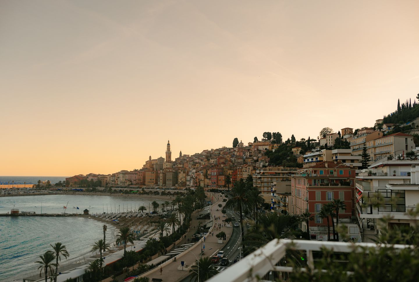 Hermosa vista del atardecer en Menton, una encantadora ciudad en la Riviera francesa, que muestra sus edificios color pastel y su pintoresca costa.