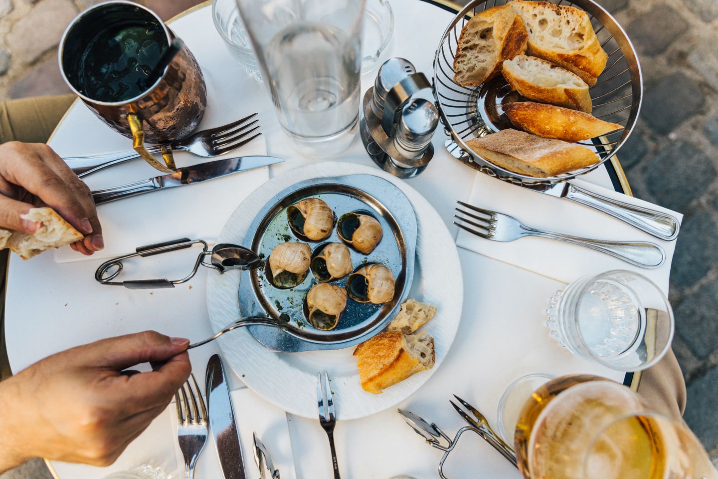 Disfrute de una experiencia gastronómica francesa clásica con caracoles y baguette en París.