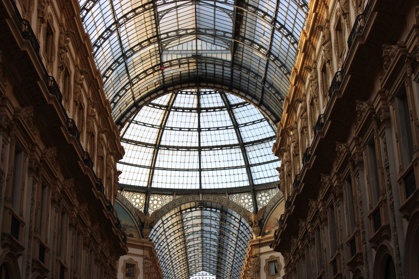Elegante techo de vidrio arqueado de la Galería Vittorio Emanuele II en Milán, Italia, que muestra una arquitectura intrincada.