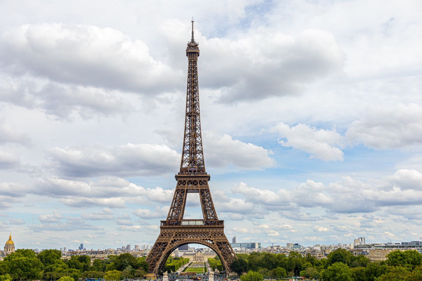 Vista icónica de la Torre Eiffel contra un fondo de cielos nublados en París, Francia.