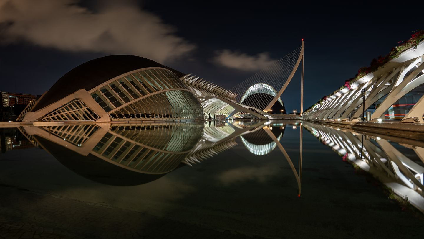 Maravilla arquitectónica reflejándose en el agua en la Ciudad de las Artes, Valencia por la noche.