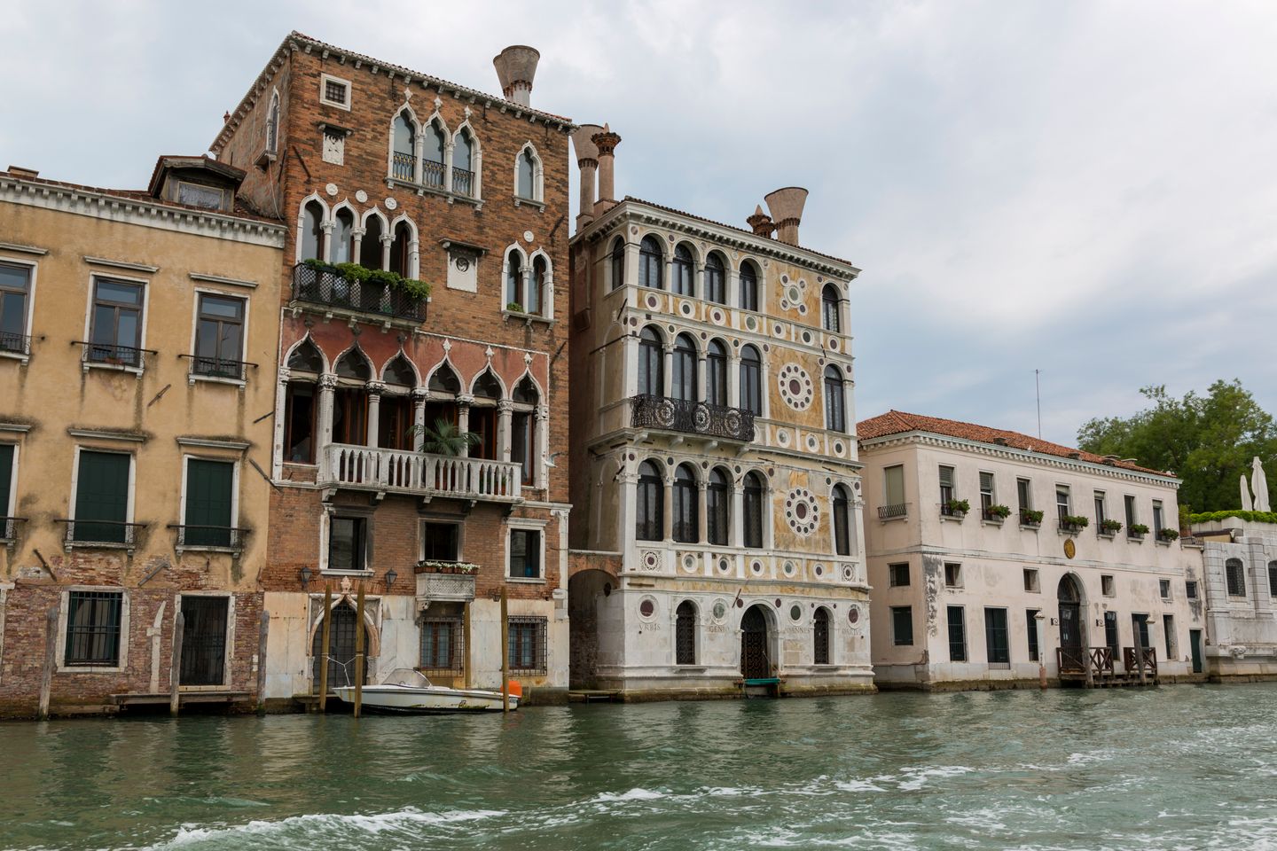 Edificios históricos venecianos a lo largo del Gran Canal que muestran una hermosa arquitectura.