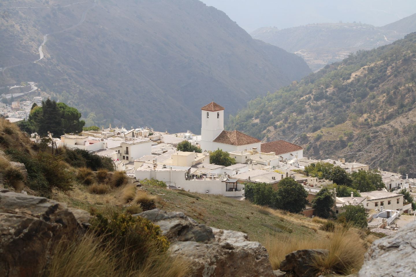 Hermosa vista del pueblo de Capileira enclavado en las montañas de Sierra Nevada, Andalucía.