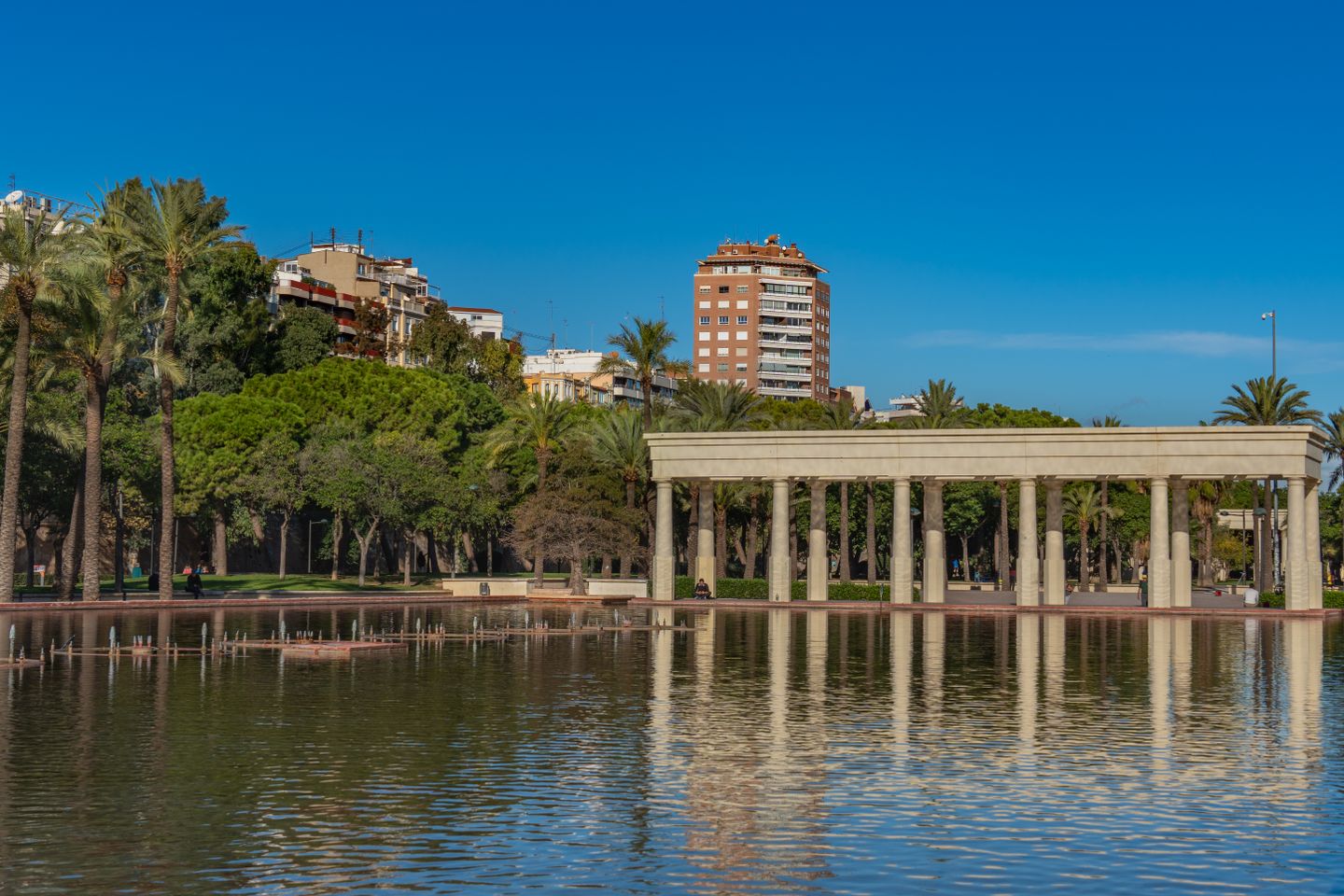 Hermosa escena de los Jardines del Turia y la arquitectura en Valencia en un día soleado.