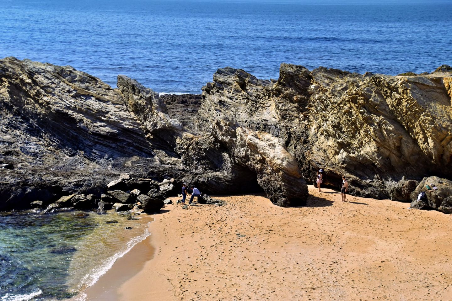 Disfruta del impresionante paisaje de playa rocosa en Setúbal, Portugal, capturado a plena luz del día.