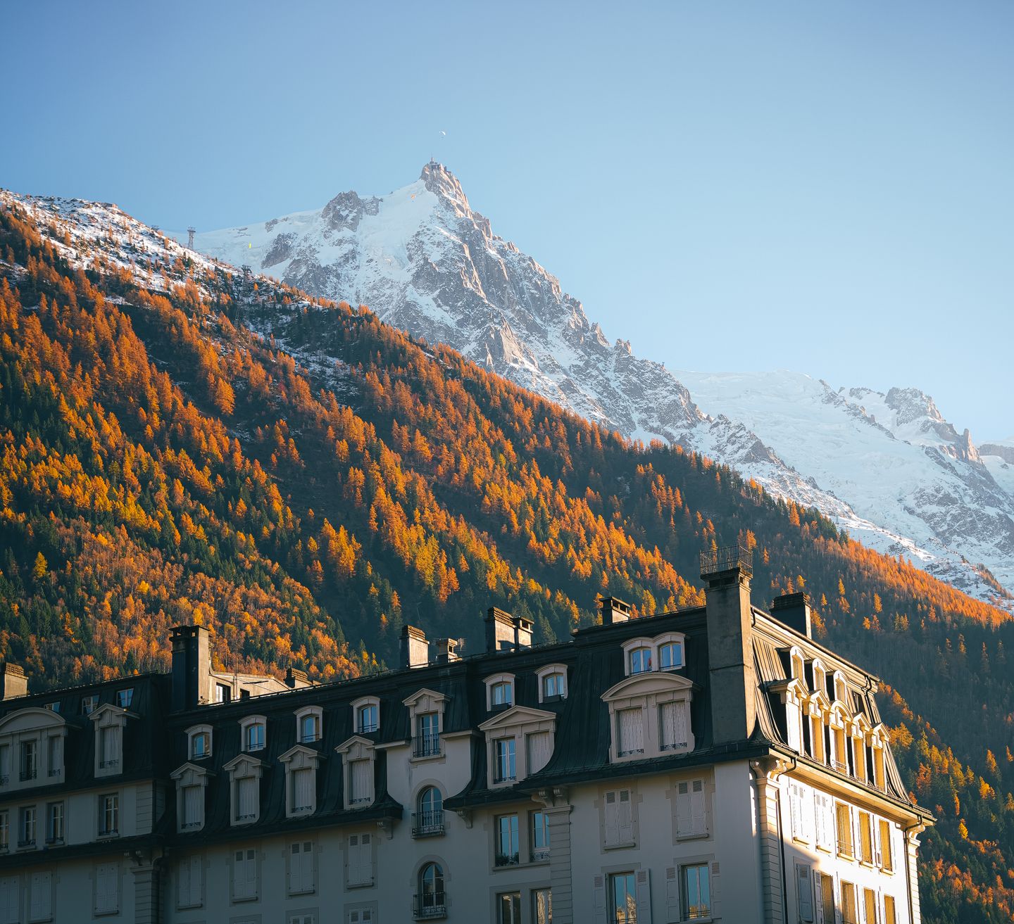 Vista panorámica de Chamonix-Mont-Blanc con impresionantes colores y arquitectura otoñales.