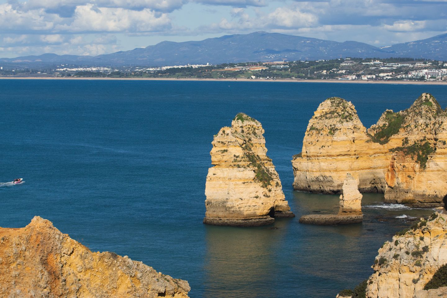 Impresionante vista de los acantilados de Praia Dona Ana en Lagos, Portugal con vistas al Océano Atlántico.