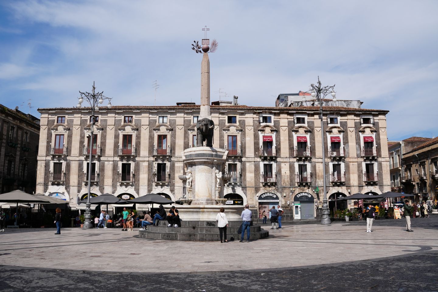 La icónica Fuente del Elefante en la Piazza del Duomo, Catania, Sicilia, que muestra la vibrante vida urbana.