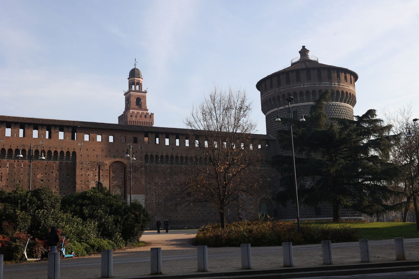 Vista de las torres y murallas del castillo medieval de Sforzesco en Milán, Italia.
