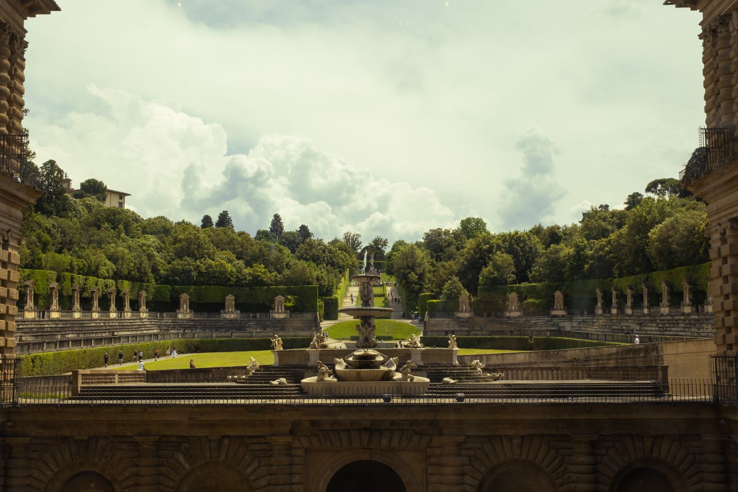 Vista panorámica de los Jardines de Boboli desde el Palacio Pitti en Florencia, que muestra una exuberante vegetación y una arquitectura clásica.