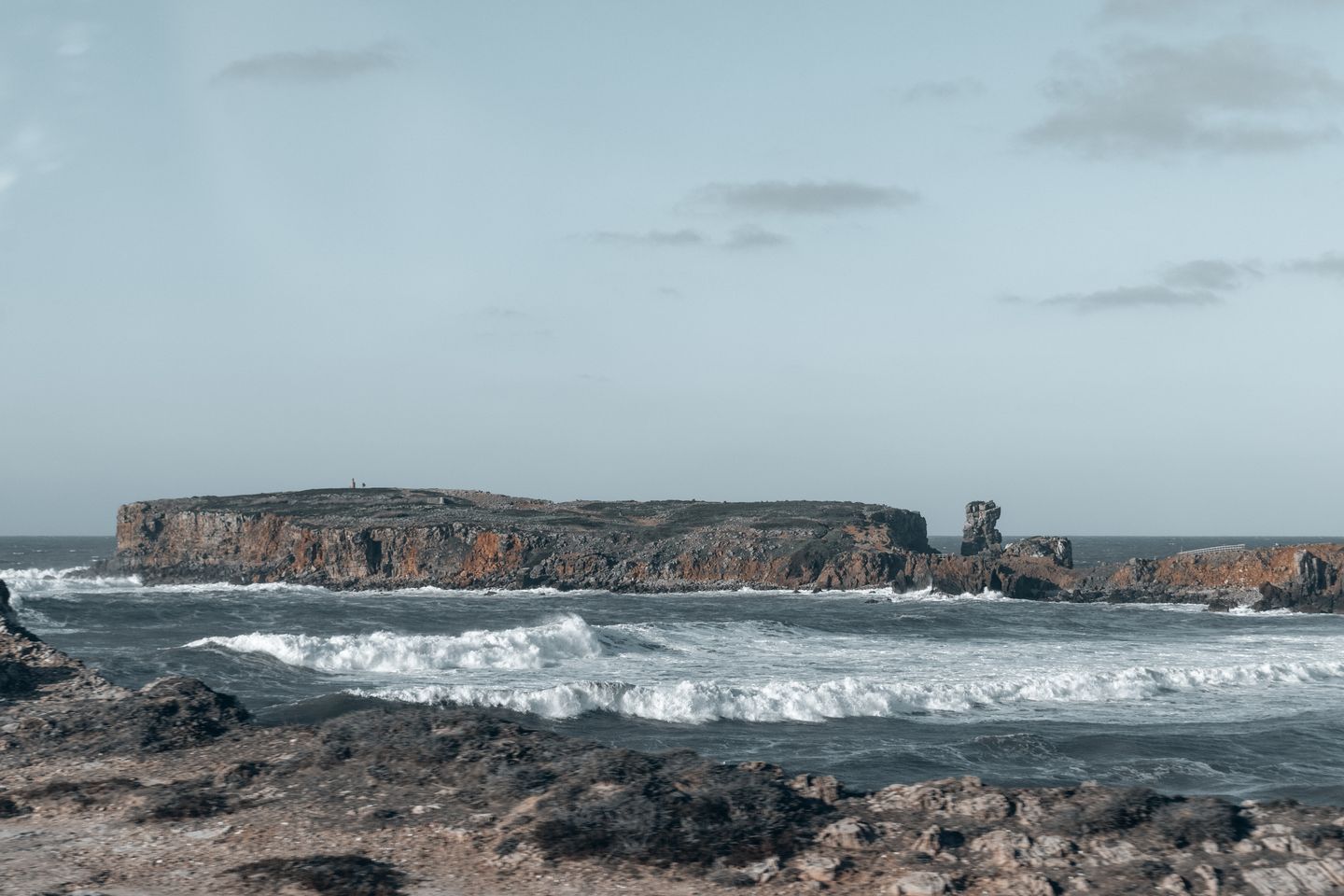 Impresionantes acantilados y olas del océano en Peniche, Portugal, que muestran una belleza natural incomparable.