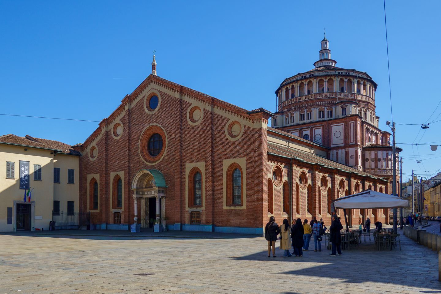 Vista exterior de Santa Maria delle Grazie, Milán, que muestra la arquitectura renacentista.